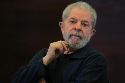 Fachin anula todas as condenações de Lula na Lava JatoSP - LAVA JATO/LULA/CONDENAÇÕES/ANULAÇÃO/ARQUIVO - POLÍTICA - Imagem do dia 07/11/2016 mostra o ex-presidente da República, Luiz Inácio Lula da Silva,   em reunião com bancadas do Partido dos Trabalhadores (PT) na Câmara e no Senado, em São   Paulo. O ministro Edson Fachin, do Supremo Tribunal Federal, declarou nesta segunda-  feira, 8 de março de 2021, a incompetência da 13ª Vara Federal de Curitiba para o   processo e julgamento das três ações da Operação Lava Jato contra o ex- presidente Luiz   Inácio Lula da Silva - tríplex do Guarujá, sítio de Atibaia e do Instituto Lula - ,   anulando as condenações do petista. O relator da operação no Supremo, determinou a   remessa dos autos dos processos à Justiça Federal do Distrito Federal.    07/11/2016 - Foto: SÉRGIO CASTRO/ESTADÃO CONTEÚDOEditoria: POLÍTICALocal: SÃO PAULOIndexador: SÉRGIO CASTROFonte: AGEFotógrafo: ESTADÃO CONTEÚDO<!-- NICAID(14730656) -->