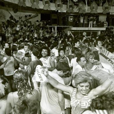 Baile de carnaval Verde e Branco, no Teresópolis tenis clube, em 1984.#Envelope: 18677#Pasta: 508134#Fotógrafo: Arivaldo Chaves<!-- NICAID(14426677) -->