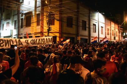 People demonstrate demanding the resignation of Paraguayan President Mario Abdo Benitez, accused of poor performance in the health crisis due to the covid-19 pandemic, in the surroundings of the presidential residence in Asuncion, on March 8, 2021. (Photo by NORBERTO DUARTE / AFP)<!-- NICAID(14731208) -->