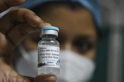 A health staff shows a vial of Indias first indigenous Covid-19 vaccine, Covaxin at the Kolkata Medical College and Hospital in Kolkata on February 3, 2021. (Photo by DIBYANGSHU SARKAR / AFP)Editoria: HTHLocal: KolkataIndexador: DIBYANGSHU SARKARSecao: preventative medicineFonte: AFPFotógrafo: STR<!-- NICAID(14731113) -->