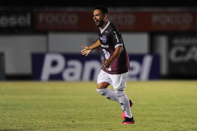 CAXIAS DO SUL, RS, BRASIL, 08/03/2020. SER Caxias x Aimoré, jogo válido pela terceira rodada da primeira fase do Campeonato Gaúcho 2021 (Gauchão 2021) e realizado no estádio Centenário. Comemoração do segundo gol do Caxias marcado pelo lateral-direito Ivan. (Porthus Junior/Agência RBS)<!-- NICAID(14730733) -->