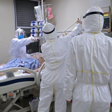 A patient infected with COVID-19 is treated at the Intensive Care Unit of the Santa Casa de Misericordia Hospital in Porto Alegre, Brazil, on August 13, 2020. - The occupancy of ICU beds by COVID-19 patients has risen and reached the highest mark since the beginning of the pandemic in Porto Alegre, where only a 9.4% of UCI beds remain empty. (Photo by SILVIO AVILA / AFP)Editoria: HTHLocal: Porto AlegreIndexador: SILVIO AVILASecao: diseaseFonte: AFPFotógrafo: STR<!-- NICAID(14570339) -->