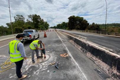 ***EM BAIXA***PORTO ALEGRE, RS, BRASIL,  15/03/2021-  Técnicos vistoriam ponte na BR-386, onde houve acidente com explosão de caminhão. Foto:Jefferson Botega   / Agencia RBS<!-- NICAID(14735248) -->