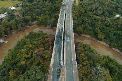 PORTO ALEGRE, RS, BRASIL,  15/03/2021-  Técnicos vistoriam ponte na BR-386, onde houve acidente com explosão de caminhão. Foto:Jefferson Botega   / Agencia RBS<!-- NICAID(14735332) -->