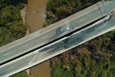 PORTO ALEGRE, RS, BRASIL,  15/03/2021-  Técnicos vistoriam ponte na BR-386, onde houve acidente com explosão de caminhão. Foto:Jefferson Botega   / Agencia RBS<!-- NICAID(14735334) -->