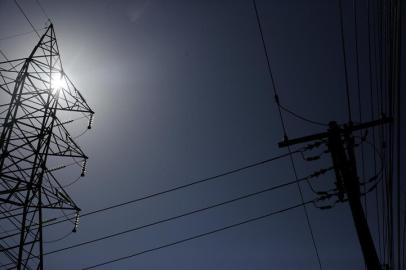 PORTO ALEGRE, RS, BRASIL, 09-02-2021: Torre, poste e fios de energia elétrica em subestação da Ceee na avenida Ipiranga. A Companhia Estadual de Energia Elétrica pode ir a leilão no final de março. (Foto: Mateus Bruxel / Agência RBS)<!-- NICAID(14710004) -->