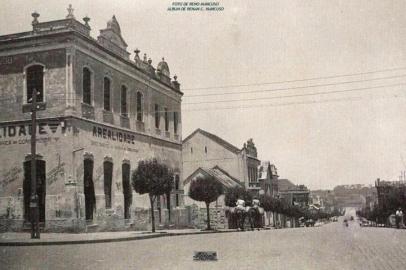 Trecho da Rua Sinimbu, entre a Dr. Montaury e a Visconde de Pelotas em 1947. No trecho localizava-se o estúdio fotográfico de Domingos Mancuso. Na esquina, à esquerda o casarão da família Serafini, então sediando a loja A Realidade.<!-- NICAID(14484591) -->