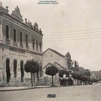 Trecho da Rua Sinimbu, entre a Dr. Montaury e a Visconde de Pelotas em 1947. No trecho localizava-se o estúdio fotográfico de Domingos Mancuso. Na esquina, à esquerda o casarão da família Serafini, então sediando a loja A Realidade.<!-- NICAID(14484591) -->