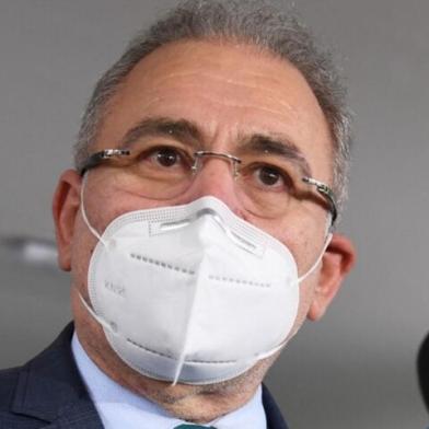 Doctor Marcelo Queiroga, appointed by Brazilian President Jair bolsonaro as Minister of Health speaks to the press outside the ministry in Brasilia, on March 16, 2021. - Queiroga replaces the former Minister of Health Eduardo Pazuello at a time when the health system is on the verge of collapse due to the coronavirus pandemic that has already left nearly 280,000 dead. (Photo by EVARISTO SA / AFP)<!-- NICAID(14736432) -->