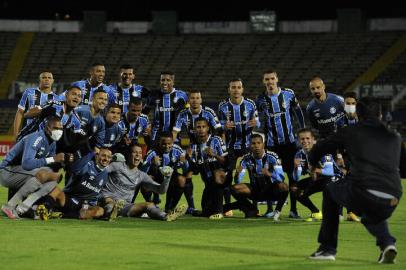 Brazils Gremio football players pose for pictures as they celebrate after winning the Copa Libertadores football tournament second round match between against Ecuadors Ayacucho at the Atahualpa Olympic Stadium in Quito on March 16, 2021. (Photo by SANTIAGO ARCOS / POOL / AFP)Editoria: SPOLocal: QuitoIndexador: SANTIAGO ARCOSSecao: soccerFonte: POOLFotógrafo: STR<!-- NICAID(14736655) -->