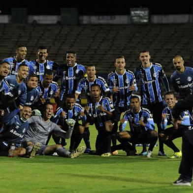 Brazils Gremio football players pose for pictures as they celebrate after winning the Copa Libertadores football tournament second round match between against Ecuadors Ayacucho at the Atahualpa Olympic Stadium in Quito on March 16, 2021. (Photo by SANTIAGO ARCOS / POOL / AFP)Editoria: SPOLocal: QuitoIndexador: SANTIAGO ARCOSSecao: soccerFonte: POOLFotógrafo: STR<!-- NICAID(14736655) -->