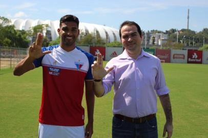 Isaque, criado na base do Grêmio, posou no  com camisa do Fortaleza no CT do Inter para oficializar o empréstimo para o time cearense, nesta quarta (17)<!-- NICAID(14737516) -->