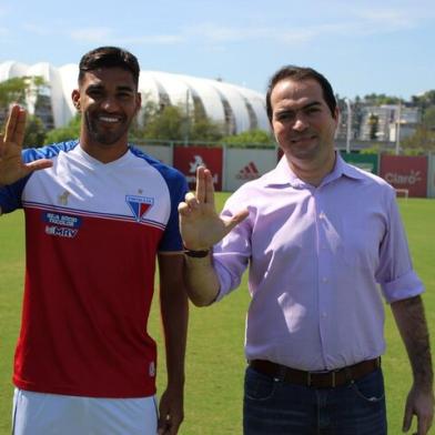 Isaque, criado na base do Grêmio, posou no  com camisa do Fortaleza no CT do Inter para oficializar o empréstimo para o time cearense, nesta quarta (17)<!-- NICAID(14737516) -->