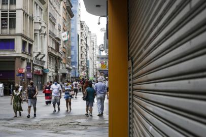 PORTO ALEGRE, RS, BRASIL, 01-03-2021: Rua dos Andradas. Parte do comercio fechado no primeiro dia util com as novas restricoes da bandeira preta devido ao agravamento da pandemia. Na regiao central ha movimento consideravel de pessoas, algumas sem mascara, e nao se encontra acoes de fiscalizacao ou orientacao. (Foto: Mateus Bruxel / Agencia RBS)Indexador: Mateus Bruxel<!-- NICAID(14724987) -->