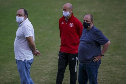 Técnico Miguel Ángel Ramírez (vermelho) conversa com presidente do Inter, Alessnadro Barcellos (azul/cinza) e com João Patrício Herrmann (branco). Conversa antes de Novo Hamburgo e Inter, em 21 de março de 2021.Indexador: Jeff Botega<!-- NICAID(14740055) -->