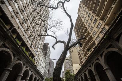 PORTO ALEGRE, RS, BRASIL - Imagens para Matéria Especial na Super Edição de ZH de 20 e 21 de fevereiro de 2021. Os caminhos para a revitalização do Centro de Porto Alegre. Na imagem detalhes de prédios no Viaduto da Borges de Medeiros.Indexador: Jefferson Botega<!-- NICAID(14715669) -->