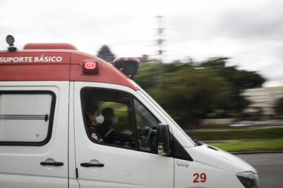 PORTO ALEGRE, RS, BRASIL, 19-03-2021: Movimentacao de ambulancias e equipes de socorristas do Samu (Servico de Atendimento Medico de Urgencia) no patio da sede administrativa da instituicao. O volume de trabalho desses profissionais de saude aumentou mais com o agravamento da pandemia. As profissionais que fazem a higienizacao das viaturas tambem nao tem descanso. Ambulancias que atenderam pacientes com covid-19 chegam e saem a todo momento. (Foto: Mateus Bruxel / Agencia RBS)Indexador: Mateus Bruxel<!-- NICAID(14739451) -->