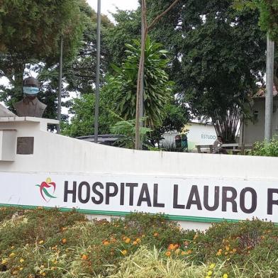 Cinco peritos criminais do Departamento de Criminalística do IGP realizaram hoje (23), a perícia no sistema de abastecimento de oxigênio líquido do hospital Lauro Reus, em Campo Bom, onde seis pacientes morreram devido à falta de oxigênio, no último dia 19. A perícia avaliou o cilindro principal, os cilindros reserva e demais equipamentos usados para o abastecimento.<!-- NICAID(14741354) -->