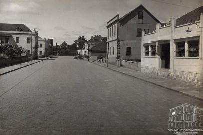 Rua Coronel Flores, em São pelegrino, com as obras de pavimentação urba concluídas em 1942, durante a gestão de Dante Marcucci. Moinho Germani ao fundo e casarão da família Guidali e Bedin (à direita)<!-- NICAID(13791559) -->