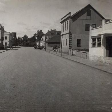 Rua Coronel Flores, em São pelegrino, com as obras de pavimentação urba concluídas em 1942, durante a gestão de Dante Marcucci. Moinho Germani ao fundo e casarão da família Guidali e Bedin (à direita)<!-- NICAID(13791559) -->