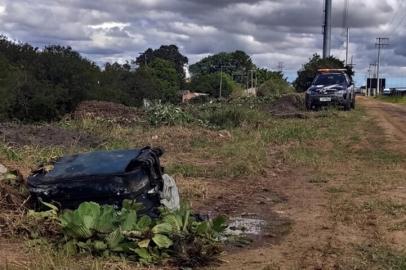 Mala encontrada em canoas com uma perna dentro. Provável que seja da vítima esquartejada no bairro Rio Branco.<!-- NICAID(14742040) -->