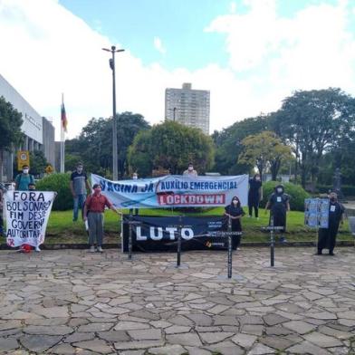 Após a formulação de uma carta aberta defendendo um lockdown de, no mínimo, 14 dias em Caxias do Sul entre outros pontos, na última semana, representantes do Comitê Popular de Crise estiveram reunidos com o prefeito Adiló Didomenico (PSDB) e com a secretária municipal de Saúde Daniele Meneguzzi na tarde desta quarta-feira (24). Enquanto quatro representantes do grupo fizeram a entrega simbólica da carta ao chefe do Executivo, outros do mesmo grupo realizaram um ato simbólico em frente à prefeitura, protestando com cruzes e cartazes.<!-- NICAID(14742419) -->