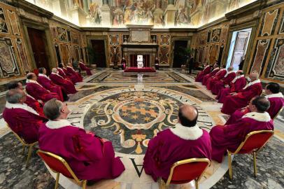 Esta foto tirada e distribuída em 24 de março de 2021 pela mídia do Vaticano mostra o Papa Francisco (parte traseira C) se reunindo com membros do tribunal eclesiástico do Tribunal da Rota Romana, o mais alto tribunal de apelação da Igreja Católica, na Sala Clementina de o palácio apostólico no Vaticano. - A Igreja Católica tem um sistema jurídico completo, que é o mais antigo do Ocidente ainda em uso. O nome do tribunal é Rota (roda) porque os juízes, chamados auditores, se reuniam originalmente em uma sala redonda para ouvir os casos. A Rota foi fundada no século XIII. (Foto por Handout / VATICAN MEDIA / AFP) / RESTRITO PARA USO EDITORIAL - CRÉDITO OBRIGATÓRIO AFP PHOTO / VATICAN MEDIA / HANDOUT - SEM MARKETING - SEM CAMPANHAS DE PUBLICIDADE - DISTRIBUÍDO COMO UM SERVIÇO AOS CLIENTES<!-- NICAID(14742709) -->