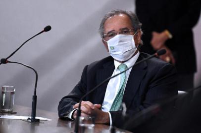 Brasília, DF- Ministro da Economia, Paulo Guedes, participa do ato da Assinatura do acordo de Cooperação Técnica para implementar a Identificação Civil Nacional, juntamente com o presidente do Tribunal Superior Eleitoral (TSE), Luís Barroso e o ministro da Secretaria-Geral da Presidência da República, Onyx Lorenzoni, na tarde de hoje (15), no edifício sede do TSE, em Brasília<!-- NICAID(14743219) -->