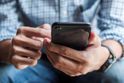 Young casual Businessman holding and using smartphone for sms messages, hipster man typing touchscreen cell phone in the cafe. business, lifestyle, technology and Social media network concept. Foto: Jo Panuwat D / stock.adobe.comFonte: 272804732<!-- NICAID(14744798) -->