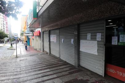 CAXIAS DO SUL, RS, BRASIL, 06/03/2021. Pioneiro obversa movimentação moderada de pessoas na área central após intensificação de restrições do governo do Estado. Continuamos com bandeira preta devido à pandemia do covid-19. (Porthus Junior/Agência RBS)<!-- NICAID(14729388) -->