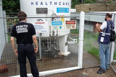 Cinco peritos criminais do Departamento de Criminalística do IGP realizaram hoje (23), a perícia no sistema de abastecimento de oxigênio líquido do hospital Lauro Reus, em Campo Bom, onde seis pacientes morreram devido à falta de oxigênio, no último dia 19. A perícia avaliou o cilindro principal, os cilindros reserva e demais equipamentos usados para o abastecimento.<!-- NICAID(14741365) -->