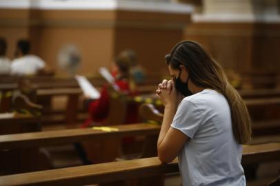 PORTO ALEGRE, RS, BRASIL - 02.04.2021 - Missa sexta-feira santa na Catedral Metropolitana de Porto Alegre. (Foto: Félix Zucco/Agencia RBS)<!-- NICAID(14749318) -->