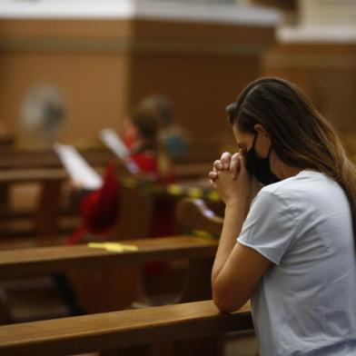 PORTO ALEGRE, RS, BRASIL - 02.04.2021 - Missa sexta-feira santa na Catedral Metropolitana de Porto Alegre. (Foto: Félix Zucco/Agencia RBS)<!-- NICAID(14749318) -->