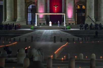 Children and young people of Rome (L) observe the Stations of the Cross during the celebration of the Way of the Cross (Via Crucis) led by Pope Francis (Rear C) as part of Good Friday on April 2, 2021 at St. Peters square in the Vatican, during the Covid-19 coronavirus pandemic. (Photo by ANDREAS SOLARO / AFP)Editoria: RELLocal: Vatican CityIndexador: ANDREAS SOLAROSecao: popeFonte: AFPFotógrafo: STF<!-- NICAID(14749406) -->