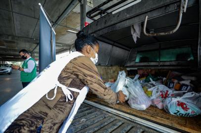 Em parceria com a prefeitura de Porto Alegre, Rede Banco de Alimentos captou doações durante vacinação contra o coronavírus em drive-thrus da cidade.<!-- NICAID(14748017) -->