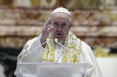 Pope Francis delivers his Urbi et Orbi Blessing, after celebrating Easter Mass on April 04, 2021 at St. Peters Basilica in The Vatican during the Covid-19 coronavirus pandemic. (Photo by Filippo MONTEFORTE / POOL / AFP)Editoria: RELLocal: Vatican CityIndexador: FILIPPO MONTEFORTESecao: popeFonte: POOLFotógrafo: STF<!-- NICAID(14750111) -->