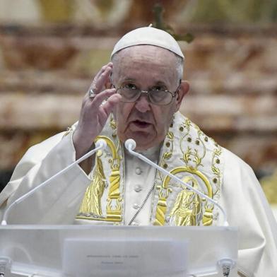 Pope Francis delivers his Urbi et Orbi Blessing, after celebrating Easter Mass on April 04, 2021 at St. Peters Basilica in The Vatican during the Covid-19 coronavirus pandemic. (Photo by Filippo MONTEFORTE / POOL / AFP)Editoria: RELLocal: Vatican CityIndexador: FILIPPO MONTEFORTESecao: popeFonte: POOLFotógrafo: STF<!-- NICAID(14750111) -->