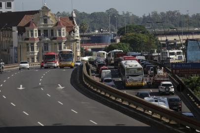 PORTOALEGRE-RS-BR-DATA:2015019Rodoviários de Porto Alegre realizaram uma operação tartaruga no início da manhã desta segunda-feira, deixando o trânsito lento em vários pontos da Capital.Viaduto da Conceição.FOTÓGRAFO:TADEUVILANI<!-- NICAID(11131825) -->