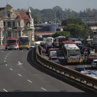 PORTOALEGRE-RS-BR-DATA:2015019Rodoviários de Porto Alegre realizaram uma operação tartaruga no início da manhã desta segunda-feira, deixando o trânsito lento em vários pontos da Capital.Viaduto da Conceição.FOTÓGRAFO:TADEUVILANI<!-- NICAID(11131825) -->