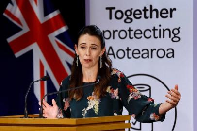 (ARQUIVOS) Uma foto tirada em 5 de março de 2021 mostra a primeira-ministra da Nova Zelândia, Jacinda Ardern, falando durante uma coletiva de imprensa sobre as restrições ao coronavírus Covid-19, em Wellington. - A Nova Zelândia aprovou a viagem sem quarentena para a Austrália em 6 de abril de 2021 com o Primeiro Ministro Ardern dizendo que um corredor de mão dupla para viagens trans-Tasman começará na noite de 18 de abril. (Foto por Marty MELVILLE / AFP) / - XGTY--<!-- NICAID(14751039) -->