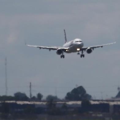 PORTO ALEGRE, RS, BRASIL, 25/01/2021- Chegada de novo lote de vacina no aeroporto, em avião da Latam. Foto: Félix Zucoo / Agencia RBS<!-- NICAID(14698284) -->