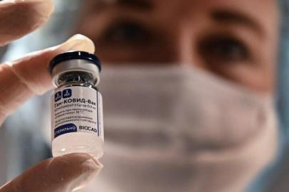 A medical worker holds a vial with Russias Sputnik V (Gam-COVID-Vac) vaccine against the coronavirus disease at a vaccination point at the GUM department store in Moscow on January 18, 2021, as Russia launched mass coronavirus vaccinations. - Russians willing to be vaccinated can choose between two vaccines, Sputnik V and EpiVacCorona, TASS news agency reports. (Photo by Alexander NEMENOV / AFP)<!-- NICAID(14695836) -->