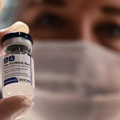 A medical worker holds a vial with Russias Sputnik V (Gam-COVID-Vac) vaccine against the coronavirus disease at a vaccination point at the GUM department store in Moscow on January 18, 2021, as Russia launched mass coronavirus vaccinations. - Russians willing to be vaccinated can choose between two vaccines, Sputnik V and EpiVacCorona, TASS news agency reports. (Photo by Alexander NEMENOV / AFP)<!-- NICAID(14695836) -->