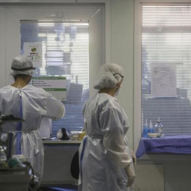 PORTO ALEGRE, RS, BRASIL - 2020.05.20 - A entrada de UTI do Conceição, com leitos ocupados por pacientes com covid-19 e também de casos suspeitos. (FOTO: ANDRÉ ÁVILA/ Agência RBS)Indexador: Andre Avila<!-- NICAID(14504274) -->