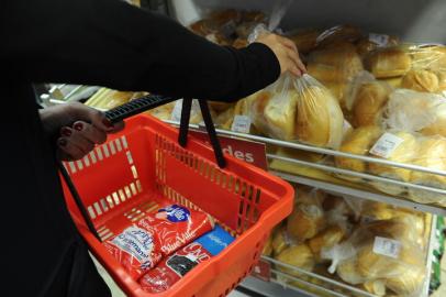 CAXIAS DO SUL, RS, BRASIL (03/04/2020)Como a crise do coronavírus está influenciando a mudança de hábitos de consumo. Na foto cesta básica de mercado. (Antonio Valiente/Agência RBS)<!-- NICAID(14468421) -->