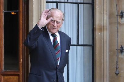 (FILES) In this file photo taken on July 22, 2020 Britains Prince Philip (R), Duke of Edinburgh arrives for the transfer of the Colonel-in-Chief of The Rifles ceremony at Windsor castle in Windsor on July 22, 2020. - Queen Elizabeth IIs husband Britains Prince Philip, Duke of Edinburgh has died, Buckingham Palace announced on April 9, 2021. (Photo by Adrian DENNIS / POOL / AFP)Editoria: HUMLocal: WindsorIndexador: ADRIAN DENNISSecao: imperial and royal mattersFonte: POOLFotógrafo: STF<!-- NICAID(14753875) -->