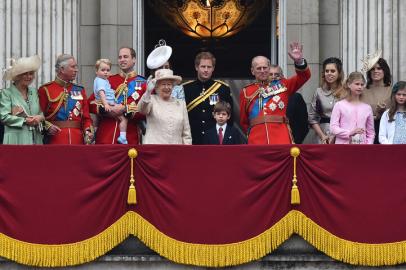 (FILES) In this file photo taken on June 13, 2015 Britains Queen Elizabeth II (front CL) and her husband Prince Philip, Duke of Edinburgh (front CR) wave as they stand on the balcony of Buckingham Palace with (L-R) Britains Camilla, Duchess of Cornwall, Britains Prince Charles, Prince of Wales, Britains Prince William, Duke of Cambridge holding his son Prince George of Cambridge, Catherine, Duchess of Cambridge (back), Prince Harry, James, Viscount Severn, Prince Andrew, Duke of York (back), Princess Beatrice of York, Lady Louise Windsor, Princess Eugenie of York at the end of the Queens Birthday Parade, Trooping the Colour, in London on June 13, 2015. The ceremony of Trooping the Colour is believed to have first been performed during the reign of King Charles II. In 1748, it was decided that the parade would be used to mark the official birthday of the Sovereign. More than 600 guardsmen and cavalry make up the parade, a celebration of the Sovereigns official birthday, although the Queens actual birthday is on 21 April. - Queen Elizabeth IIs husband Britains Prince Philip, Duke of Edinburgh has died, Buckingham Palace announced on April 9, 2021. (Photo by Ben STANSALL / AFP)Editoria: HUMLocal: LondonIndexador: BEN STANSALLSecao: imperial and royal mattersFonte: AFPFotógrafo: STF<!-- NICAID(14753874) -->