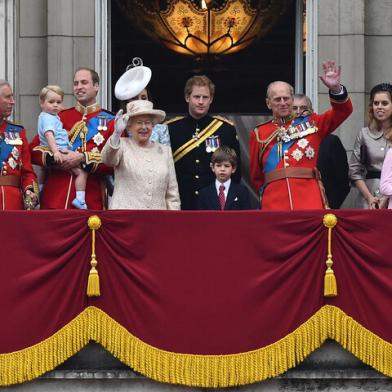 (FILES) In this file photo taken on June 13, 2015 Britains Queen Elizabeth II (front CL) and her husband Prince Philip, Duke of Edinburgh (front CR) wave as they stand on the balcony of Buckingham Palace with (L-R) Britains Camilla, Duchess of Cornwall, Britains Prince Charles, Prince of Wales, Britains Prince William, Duke of Cambridge holding his son Prince George of Cambridge, Catherine, Duchess of Cambridge (back), Prince Harry, James, Viscount Severn, Prince Andrew, Duke of York (back), Princess Beatrice of York, Lady Louise Windsor, Princess Eugenie of York at the end of the Queens Birthday Parade, Trooping the Colour, in London on June 13, 2015. The ceremony of Trooping the Colour is believed to have first been performed during the reign of King Charles II. In 1748, it was decided that the parade would be used to mark the official birthday of the Sovereign. More than 600 guardsmen and cavalry make up the parade, a celebration of the Sovereigns official birthday, although the Queens actual birthday is on 21 April. - Queen Elizabeth IIs husband Britains Prince Philip, Duke of Edinburgh has died, Buckingham Palace announced on April 9, 2021. (Photo by Ben STANSALL / AFP)Editoria: HUMLocal: LondonIndexador: BEN STANSALLSecao: imperial and royal mattersFonte: AFPFotógrafo: STF<!-- NICAID(14753874) -->