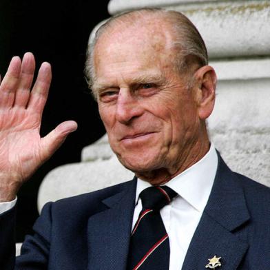 BRITAIN-VJ DAY-PRINCE PHILLIPPrince Philip the Duke of Edinburgh, who served with the British Pacific Fleet waves to the Band of the Brigade of Gurkhas during a ceremony to mark the sixtieth anniversary of Victory over Japan (VJ) Day and honour the men and women who served Britain during the Second World War at the Imperial War museum in London, 15 August 2005. One hundred veterans and former Far East prisoners of war attended the ceremony. (Photo by Carl DE SOUZA / AFP)Editoria: ACELocal: LondonIndexador: CARL DE SOUZASecao: customs and traditionFonte: AFPFotógrafo: STF<!-- NICAID(14753940) -->