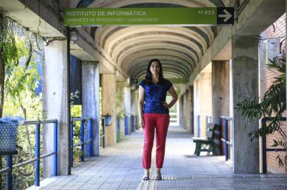 PORTO ALEGRE, RS, BRASIL - 2021.04.01 - Matéria especial para o DOC sobre número crescente de pesquisadores de alto nível que decidem deixar o Brasil rumo a outros países em busca de melhores condições de trabalho, salários e qualidade de vida.Na foto: professora Luciana Buriol (Foto: ANDRÉ ÁVILA/ Agência RBS)Indexador: Andre Avila<!-- NICAID(14748681) -->